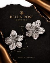 Éternelle Textured Floral Stud Earrings