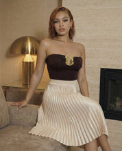 Woman in a brown top and beige pleated skirt sitting on a couch in a stylish room.

Luxury cream high-waisted pleated midi skirt with satin finish

Crème pleated midi skirt with elegant flow and structure

High-waisted cream pleated skirt for elevated styling